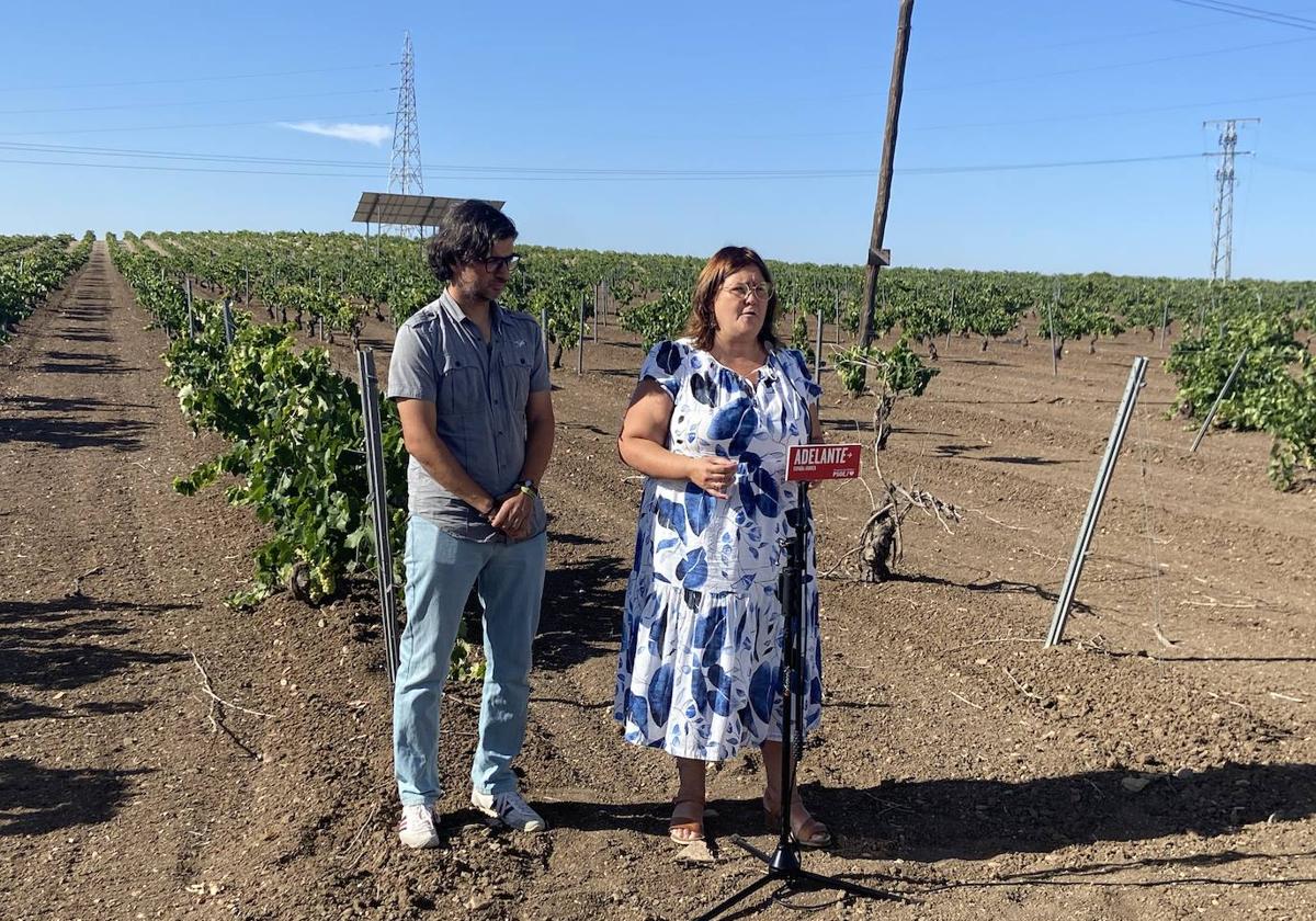 La candidata al Senado, María Teresa Macías y el alcalde de Villafranca, Francisco Jiménez Araya.