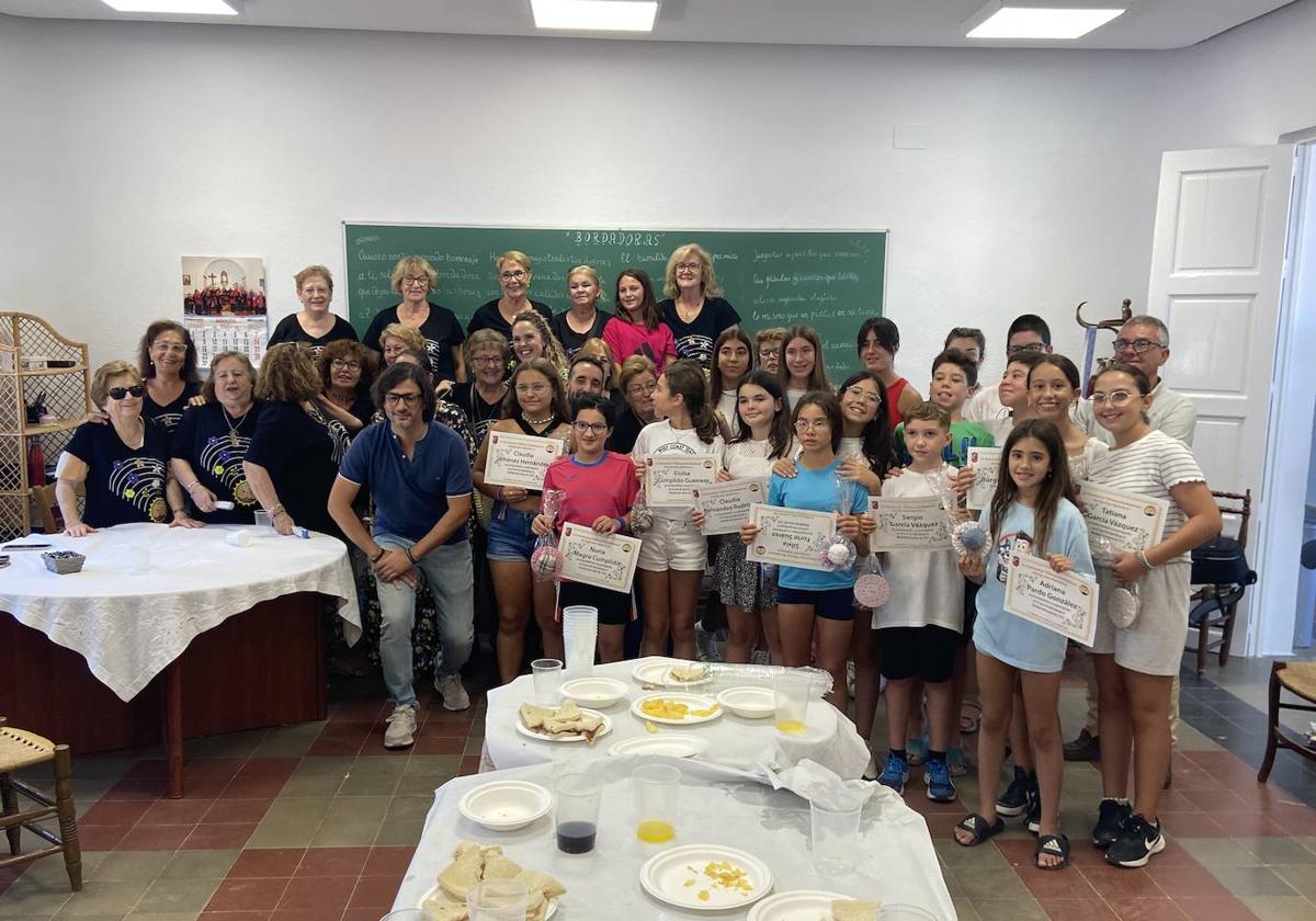Foto de familia de la clausura Taller del Bordado 2023