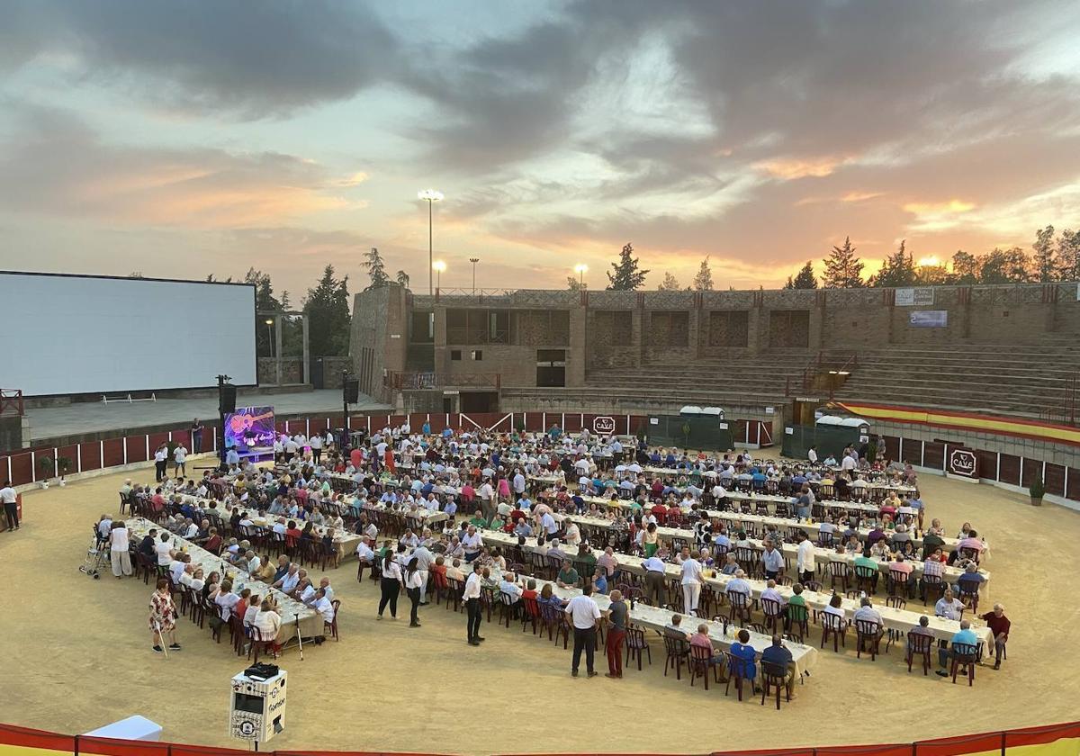 Foto archivo, cena del mayor 2022 celebrada en la Plaza de Toros de la localidad.