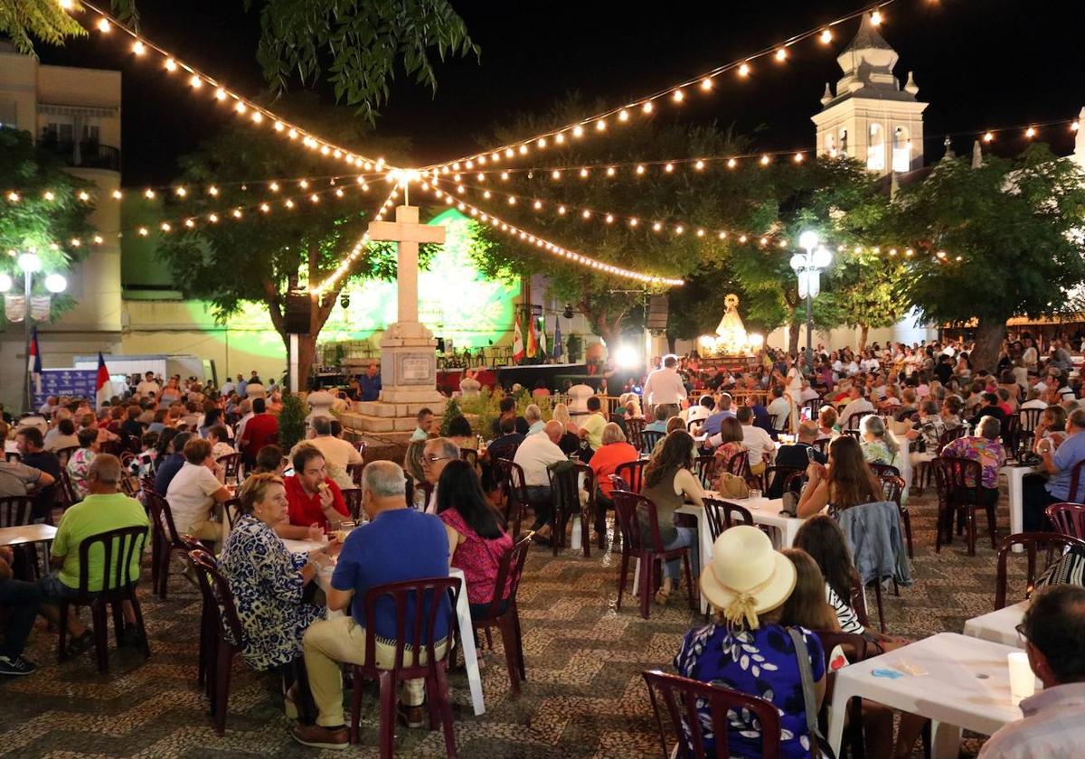 Plaza de la Coronada de Villafranca en el acto central de la Fiesta de la Vendimia.