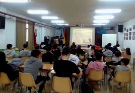 Alumnos de 1º y 4º de ESO en la charla «Principales peligros de Internet y el mal uso de la Inteligencia Artificial (IA)».