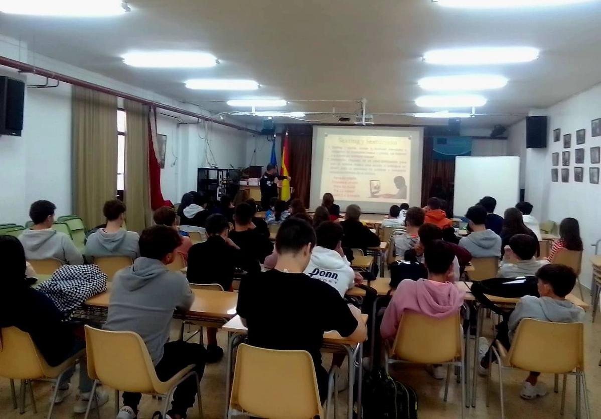 Alumnos de 1º y 4º de ESO en la charla «Principales peligros de Internet y el mal uso de la Inteligencia Artificial (IA)».