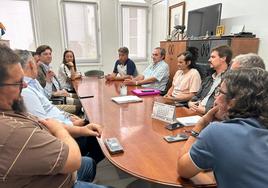 Técnicos de la Confederación Hidrográfica del Guadiana, de la empresa redactora del proyecto, y de las tres empresas adjudicatarias de la obra junto a técnicos del Ayuntamiento, el alcalde y el concejal de Obras.