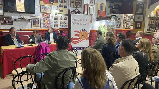 La peña taurina 'El Albero' rinde homenaje al Patronato de Tauromaquia de la Diputación de Badajoz