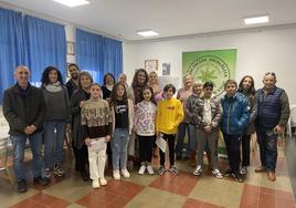 Acto de entrega del sobre con los 2117 euros recaudados del intercambio solidario «flores y libros contra el cáncer».