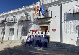 Espaciotrece realizó la performance 'Protegiéndote contra la desigualdad' en el 25N en Villafranca.