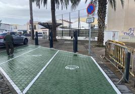 Los tres puntos de recarga gratuita para vehículos eléctricos situado en la calle Manuel Martínez frente al mercado municipal.