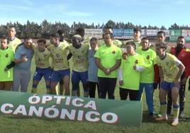 Pedro Burguillos, y usuarios de Plena Inclusión Villafranca junto a los jugadores de la SP.