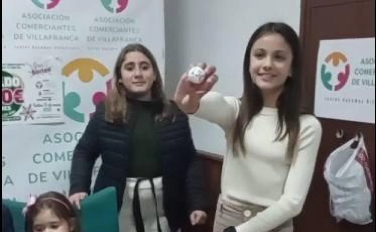 Algunas de las niñas encargadas de extraer las bolas del sorteo. 