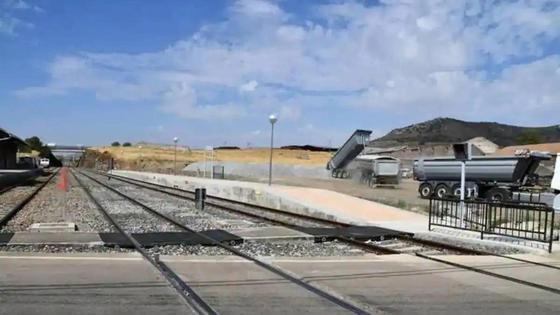 Adif y la Junta costearán la supresión de dos pasos a nivel en Villafranca y Almendralejo