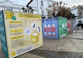 Exposición itinerante 'Separa con acierto para un reciclaje perfecto' en la Plaza de España de Villafranca.