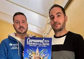 El concejal de Festejos junto a un miembro del jurado en la elección del cartel de carnaval 2024.