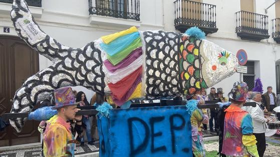 Cientos de personas despiden a don Carnal con el entierro de la sardina y con el desfile infantil
