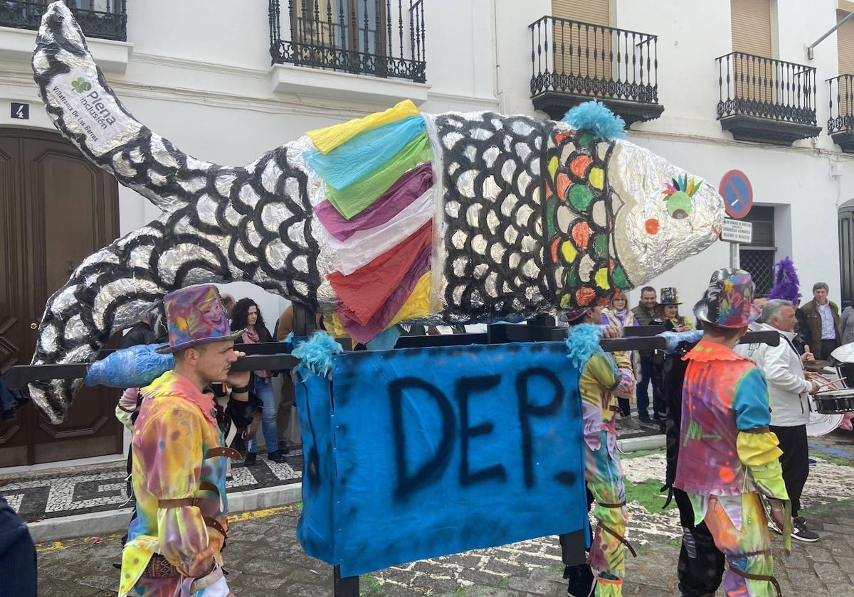 Cientos de personas despiden a don Carnal con el entierro de la sardina y con el desfile infantil