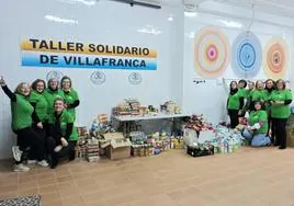 El Taller Solidario en su sede con la mercancía acumulada para el Banco de Alimentos.