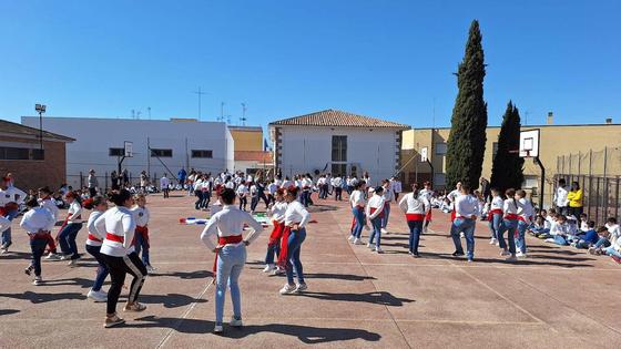 Cerca de 500 niños y niñas clausuran hoy en el CEIP José Rodríguez Cruz la semana de Extremadura en la escuela