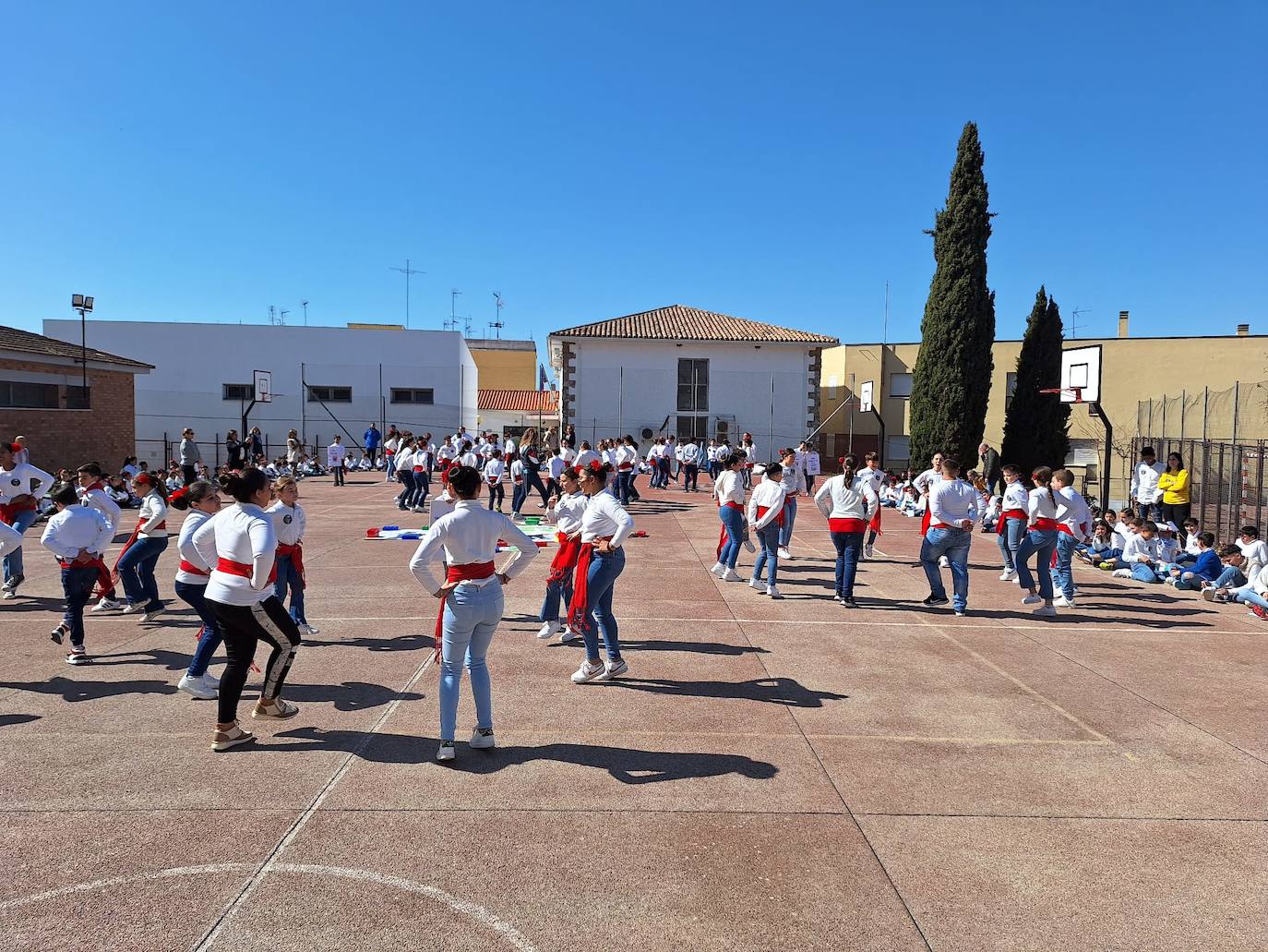 Cerca de 500 niños y niñas clausuran hoy en el CEIP José Rodríguez Cruz la semana de Extremadura en la escuela