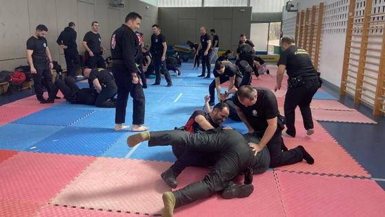 Éxito de participación en el curso de defensa personal para policías y personal sanitario