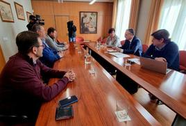 El delegado del Gobierno en Extremadura en la reunión con representación de la Comunidad de Regantes de Tierra de Barros.