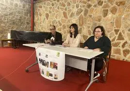 La concejala de Cultura y Cooperación Internacional, Miriam García Cabezas, el coordinar del área de Cultura, Fernando Clemente, y la presidenta de Teranga Extremadura, María José Caro en rueda de prensa.