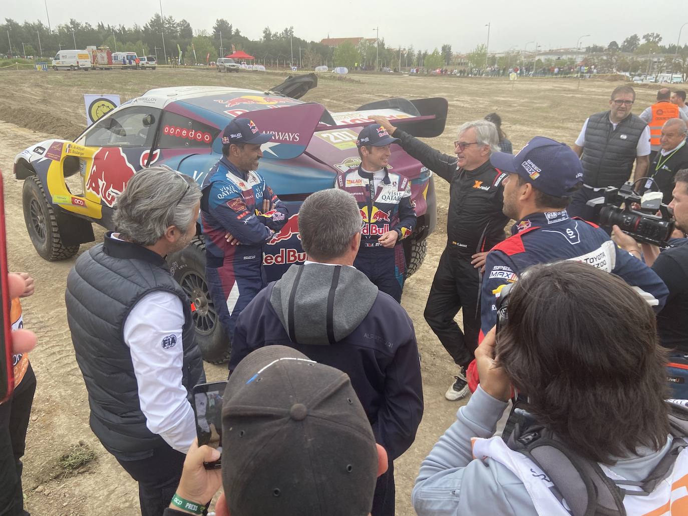 Naser Al-Attiyah y Carlos Sainz minutos antes del inicio de la cuarta etapa en Villafranca.