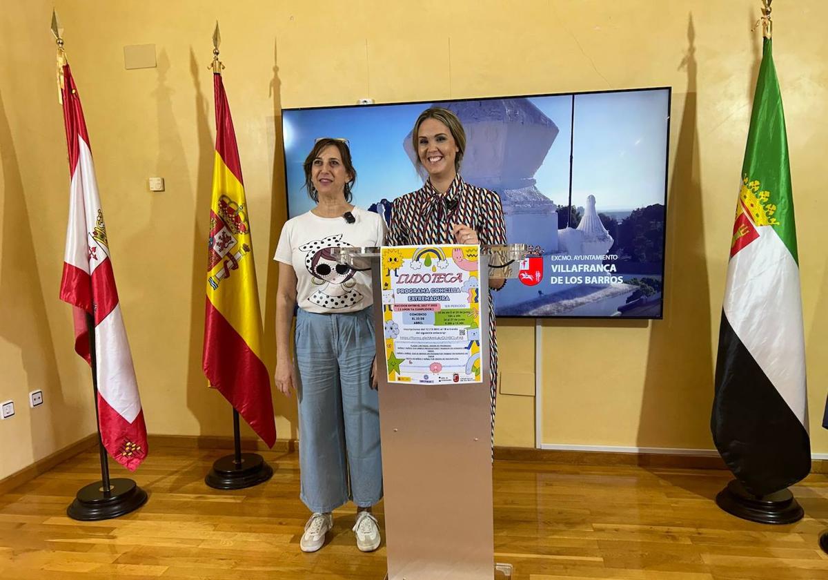 La concejala de Formación, Marian Vicente y Mónica Raposo, trabajadora de la UPV en rueda de prensa.