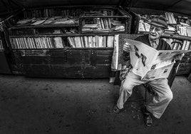 'Libreros de viejo, de Javier Domínguez «Jadoga» (Jerez de la Frontera), ha sido la ganadora del I Concurso fotográfico «Enfoques literarios».