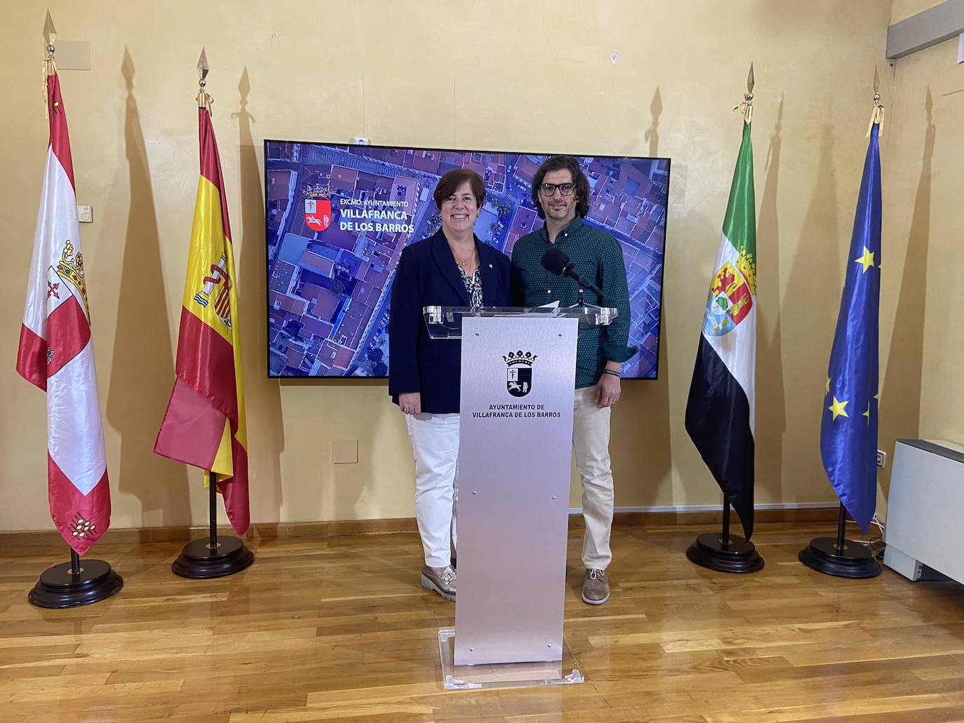 La subdelegada del Gobierno, María Isabel Cortés Gordillo, junto al alcalde de Villafranca, Francisco Jiménez Araya.