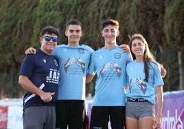 José Ángel Rama junto a los atletas del CAPEX sub20.