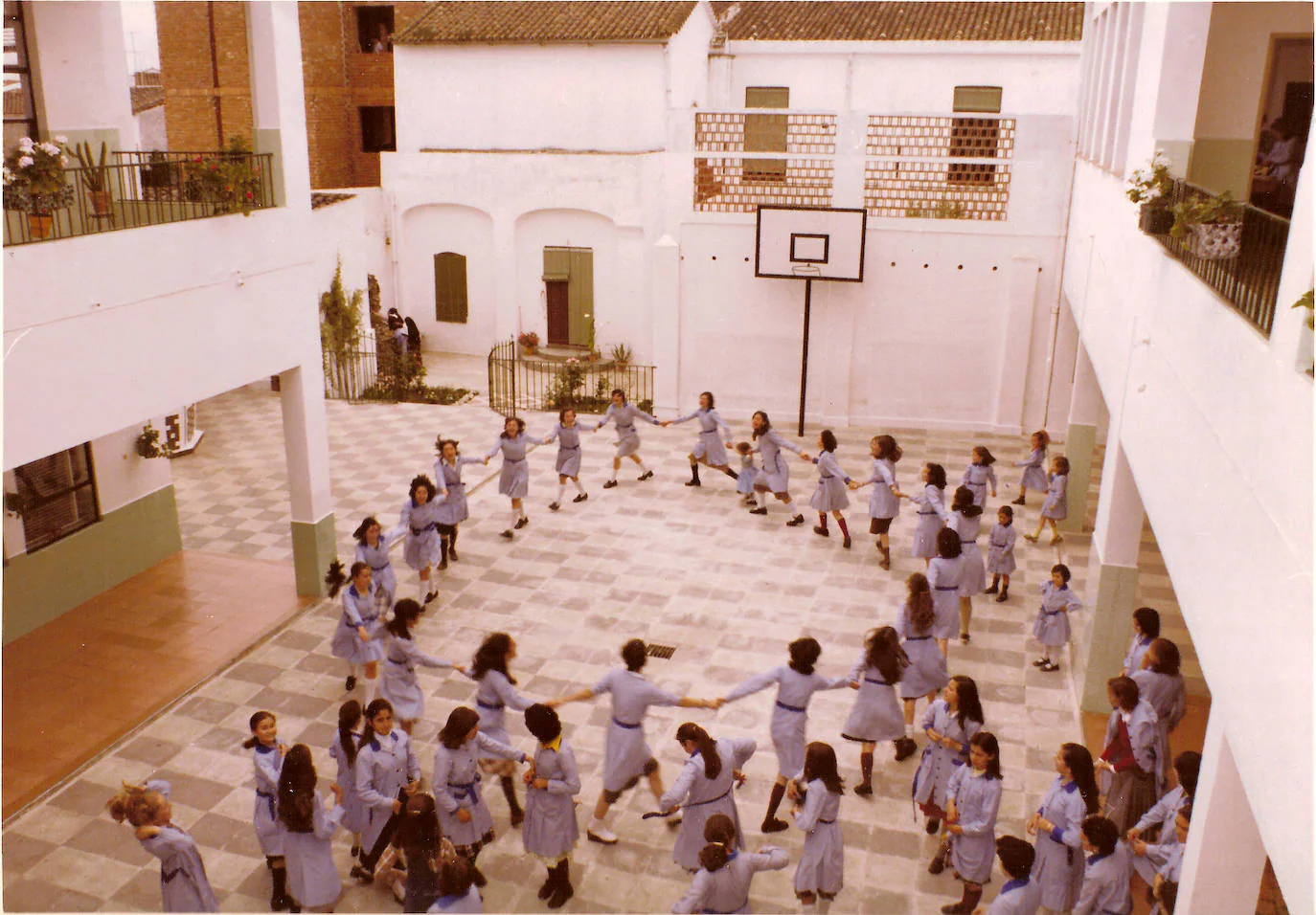 Patio del colegio de las Hermanas de la Cruz con niñas jugando en el año 78.