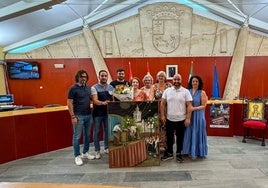 Representantes de la asociación de vecinos Virgen Coronada junto a algunos miembros de la corporación municipal.