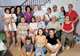 Ramón y Cristóbal Ropero rodeados de su familia.