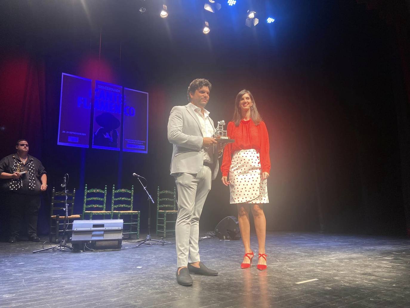 Daniel Castro recibe el galardón de la mano de la concejala de Cultura, Miriam García Cabezas.