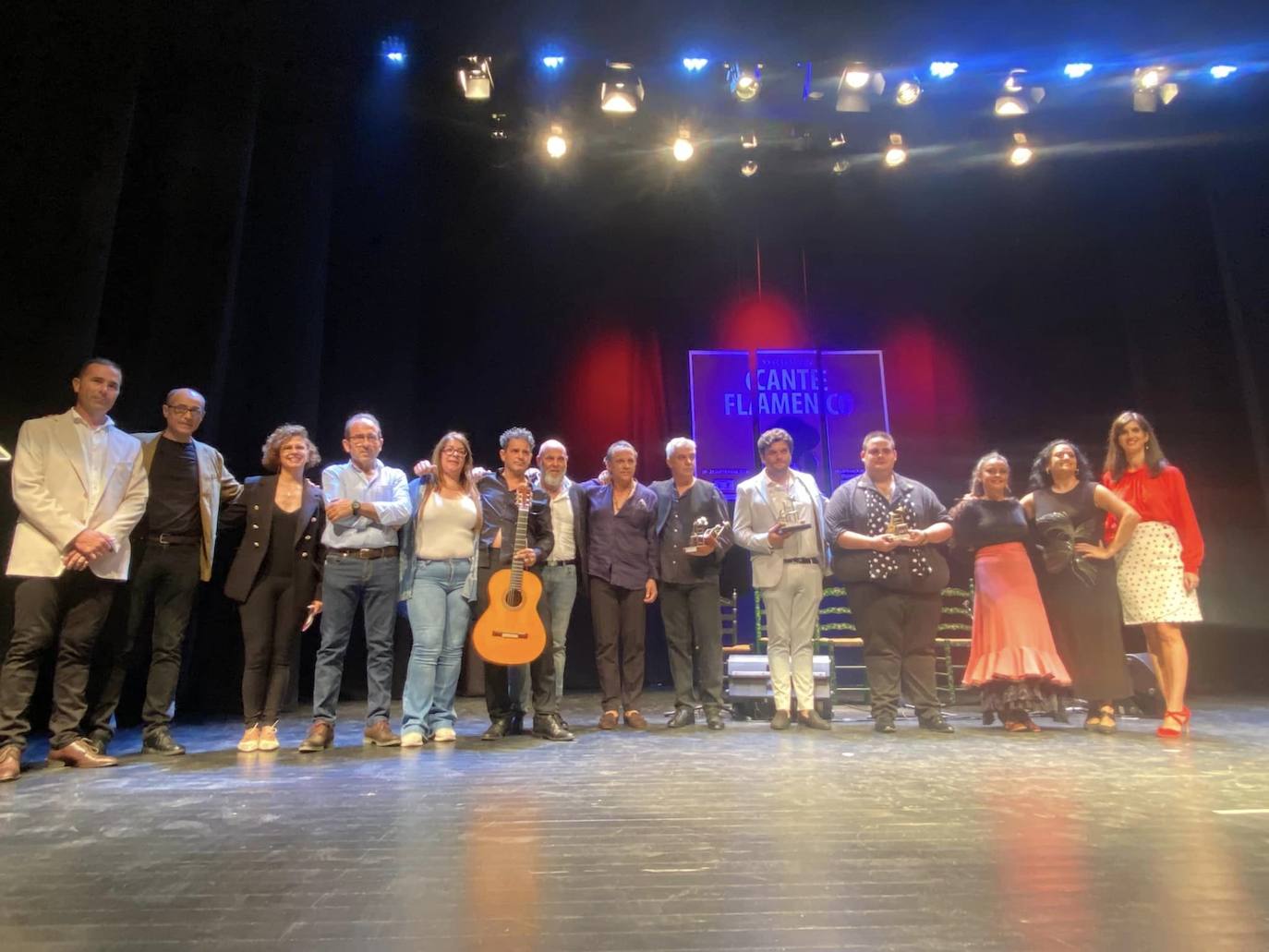 Foto de familia con organizadores y participantes en el XXII Certamen de Cante Flamenco de Villafranca.