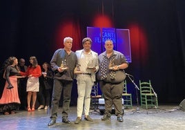 Daniel Castro en el centro, el Niño Bermejo a su izquierda, y Chiqui de Quintana a su derecha.