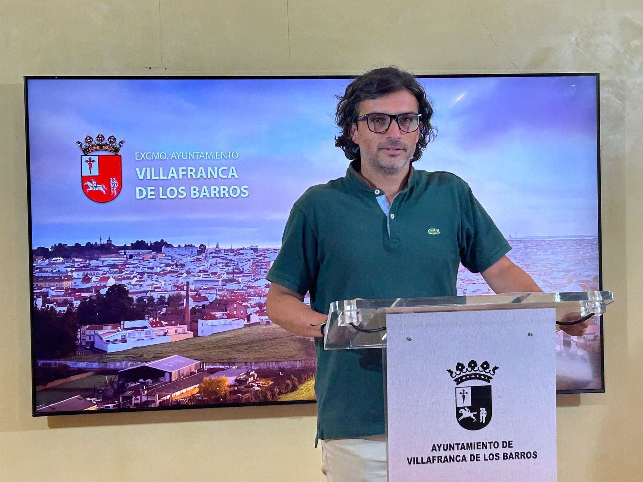 El alcalde de Villafranca de los Barros, Francisco Jiménez Araya, en rueda de prensa en el Ayuntamiento.