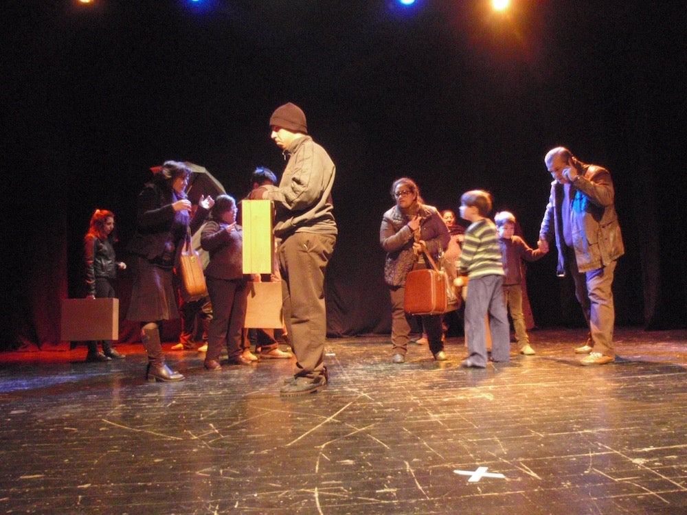 Un momento de la representación de “El abrazo” por “Espaciotrece” y dirigida por Francisco Blanco