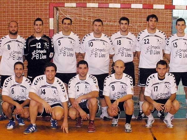El Balonmano Aguilar de la Frontera tuvo que conformarse con el empate en el último segundo ante un Villafranca inconformista