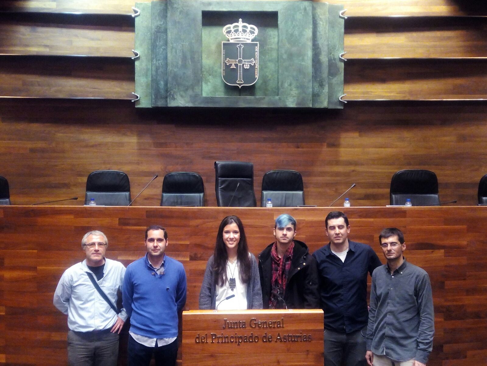 Marina Laguna con el profesor Adolfo Monje (a su izquierda) tras conocerse los ganadores)