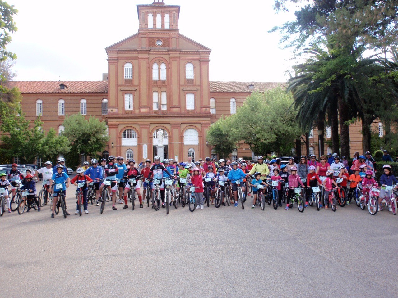 Los participantes posan para la foto de familia antes de la salida.