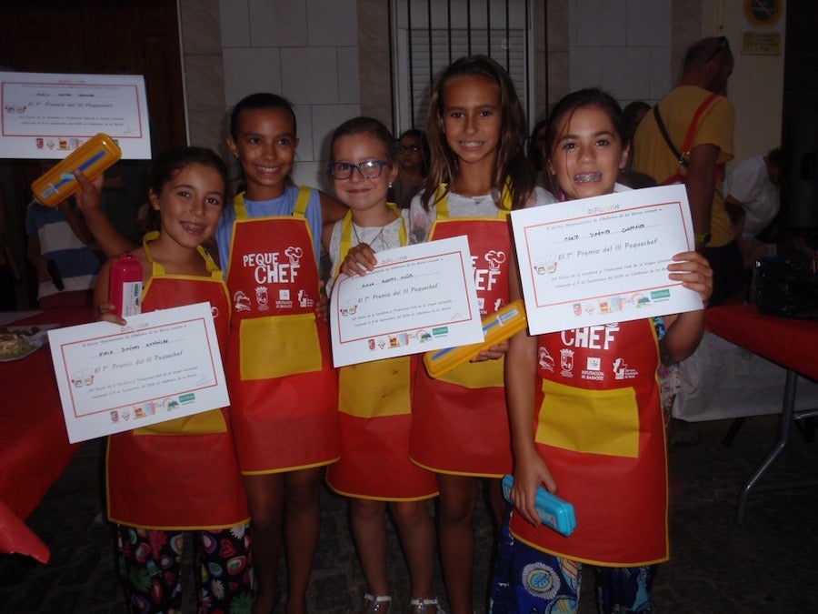 El equipo ganador del III Pequechef posa con sus diplomas. 
