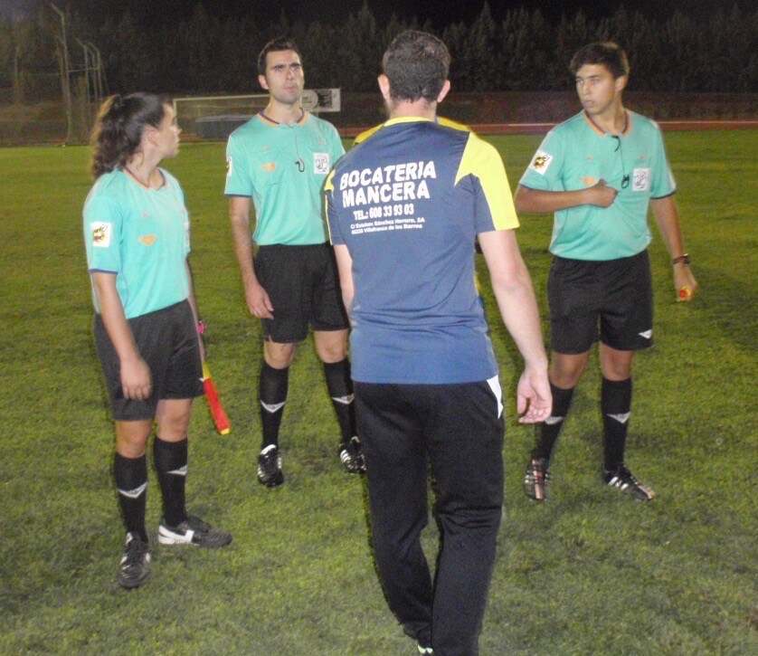 El árbitro espera al final del partido en el terreno de juego  que remitan las protestas de los aficionados del Villafranca para abandonar el campo.