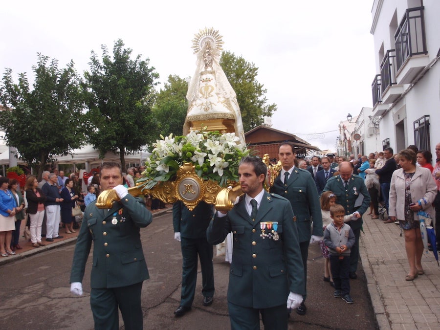 La Guardia Civil, que celebra hoy su patrona, lleva a hombros laimagen de la Virgen. 
