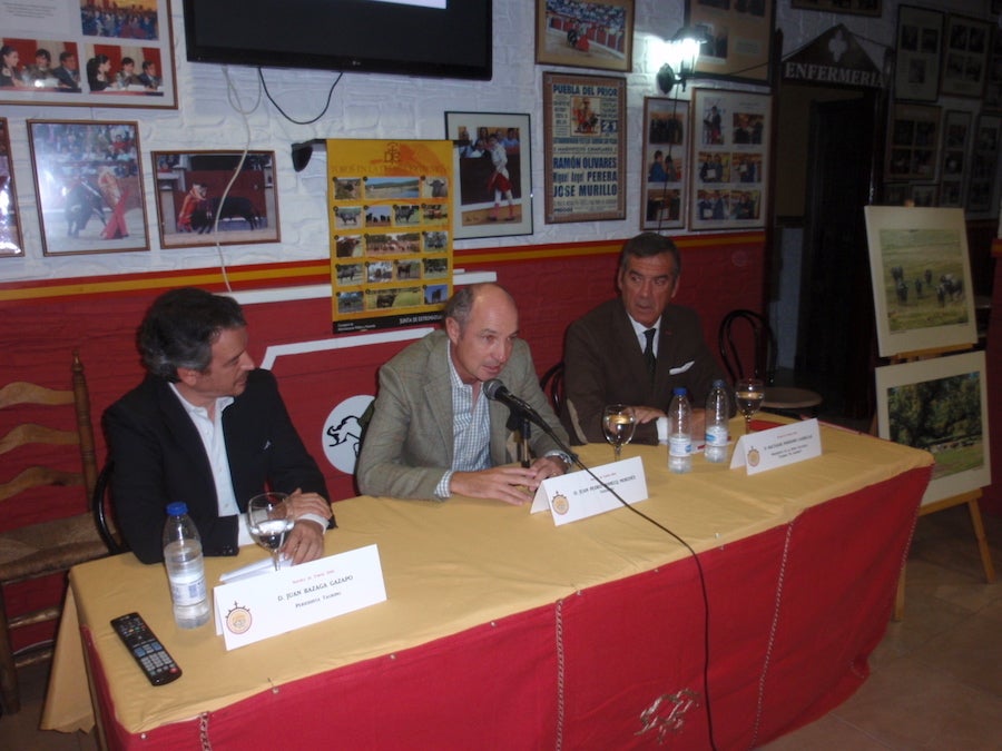 El ganadero Juan Pedro Domecq abrió anoche el ciclo de conferencias 'Noche de Toros' de la Peña Taurina 'El Albero'. 