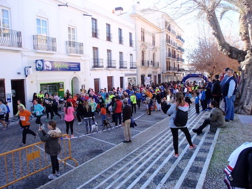 La cabeza de la carrera solidaria sale de la línea de meta. 