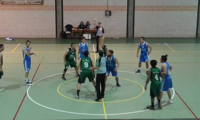 Imagen del encuentro de baloncesto disputado entre los dos equipos de Villafranca que disputan el Trofeo Diputación de Badajoz. 