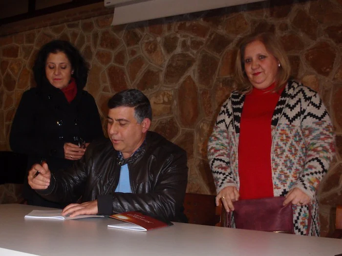 Manuel Perera firma ejemplares de su libro tras la presentación del mismo en la Casa de la Cultura. 