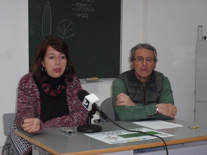 La concejal de Promoción Económica, Águeda Antúnez, y Agustín Pérez, director del CFMR, durante la presentación del curso de poda en altura. 