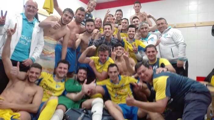 Los jugadores del Villafranca festejan el triunfo en los vestuarios de Quintana de la Serena. 