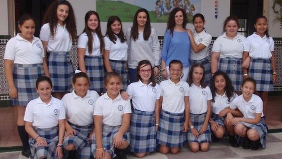 Alumnas de 5º y 6º de Primaria que han desarrollado el proyecto Junioremprende de la Junta de Extremadura, junto a las dos profesoras que han supervisado los trabajos.  